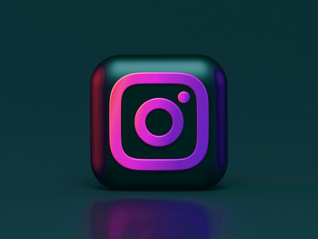 Instagram-Logo auf dunklem Hintergrund